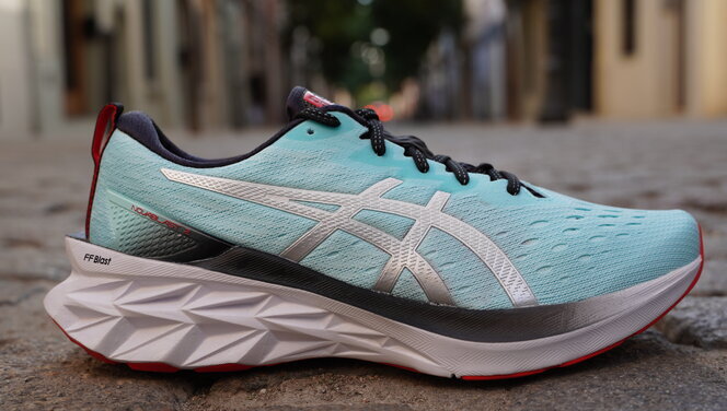 >ASICS Novablast 2