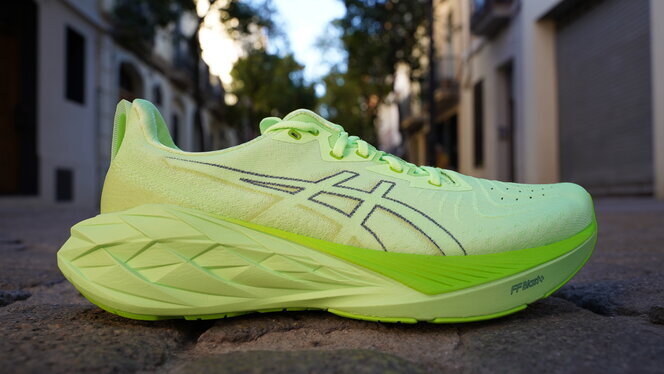 >ASICS Novablast 4