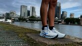 Mizuno Wave Sky 8 y Frankfurt de fondo